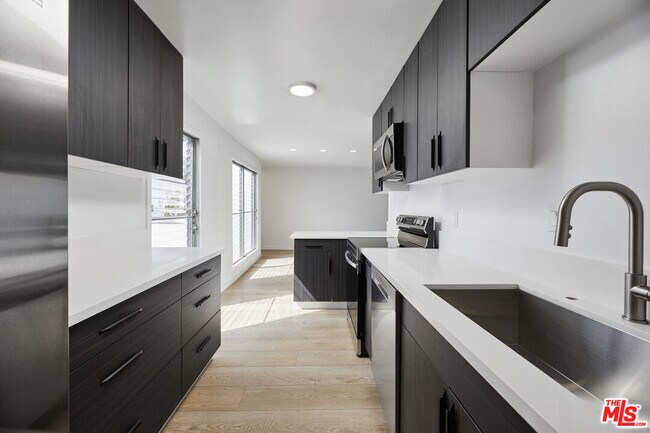 Foto del edificio - 305 San Vicente Blvd