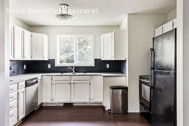 Photo du bâtiment - Modern 2 Beds, 1 Baths Main Floor/ Upper |...