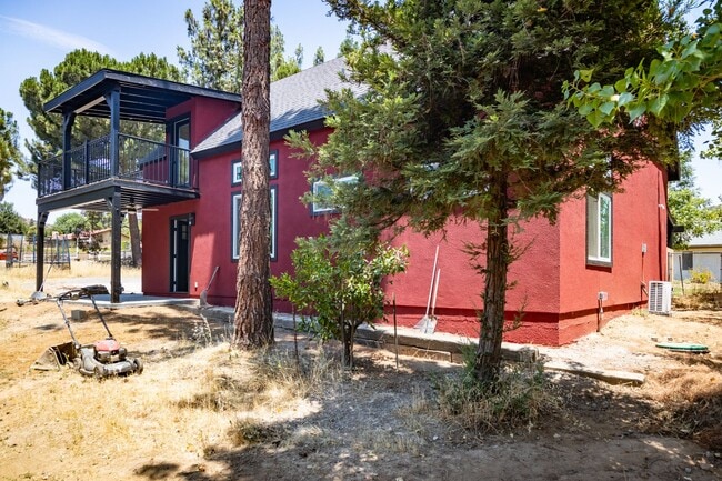 Building Photo - Beautiful 2 Bedroom Back House