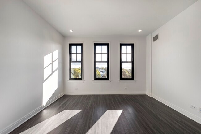 Building Photo - Renovated Luxury One Bedroom at Waterfront!