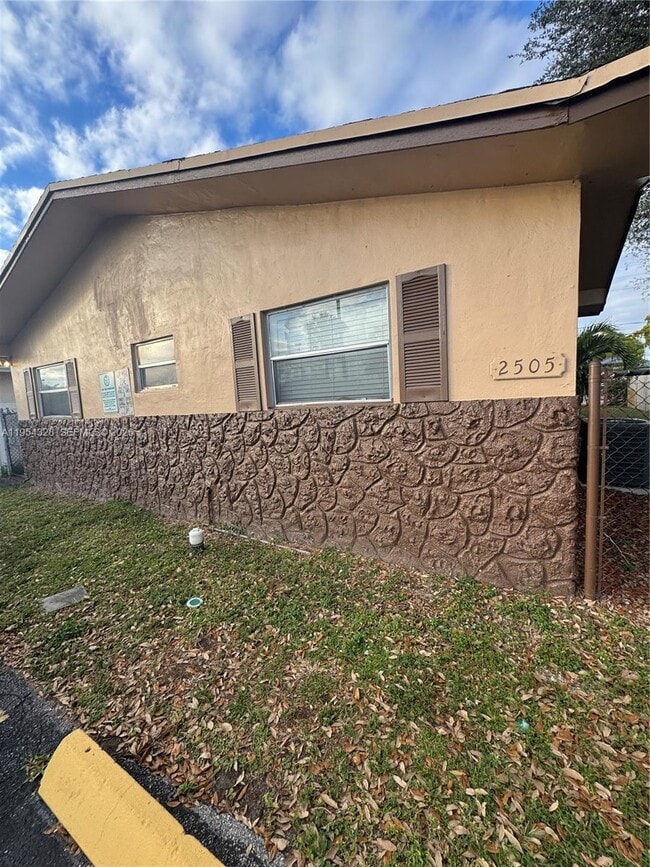 Building Photo - 2505 NW 13th Ct