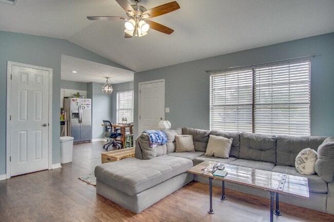 Building Photo - Updated 3BD/2BA Home on Quiet Cul-de-Sac w...