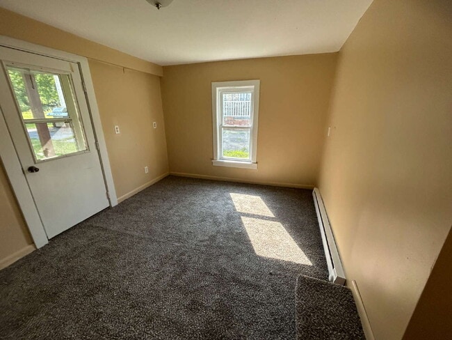 Building Photo - 2 Bedroom Apartment in Caledonia - Available Immediately