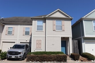 Building Photo - 7007 Woodridge Square Dr