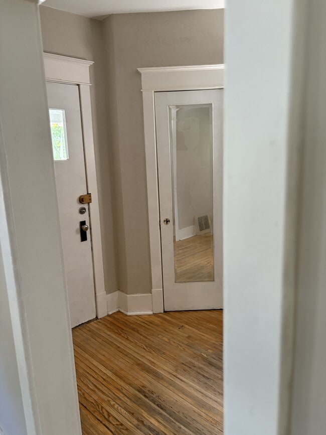 Building Photo - 477 Aylmer St N