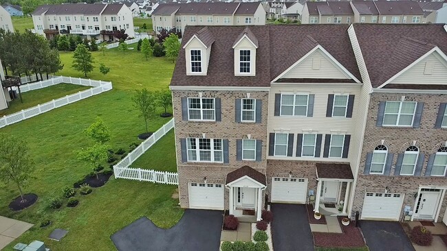 Building Photo - Village of Bayberry North - 3 bedroom end ...