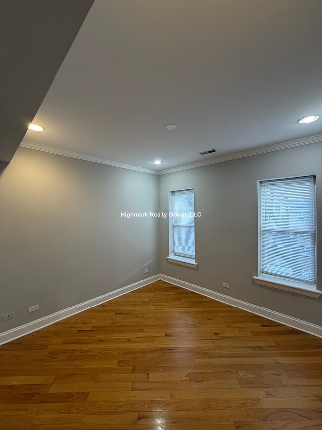 Building Photo - 6935 N Oakley Ave