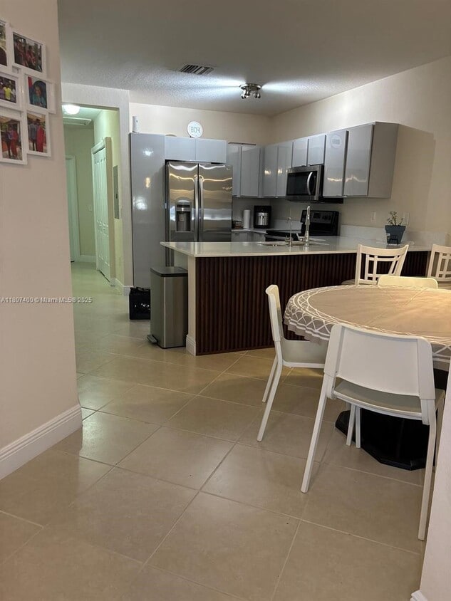 Foto principal - Modern Spacious 3-Bedroom 2-Story Condo in...