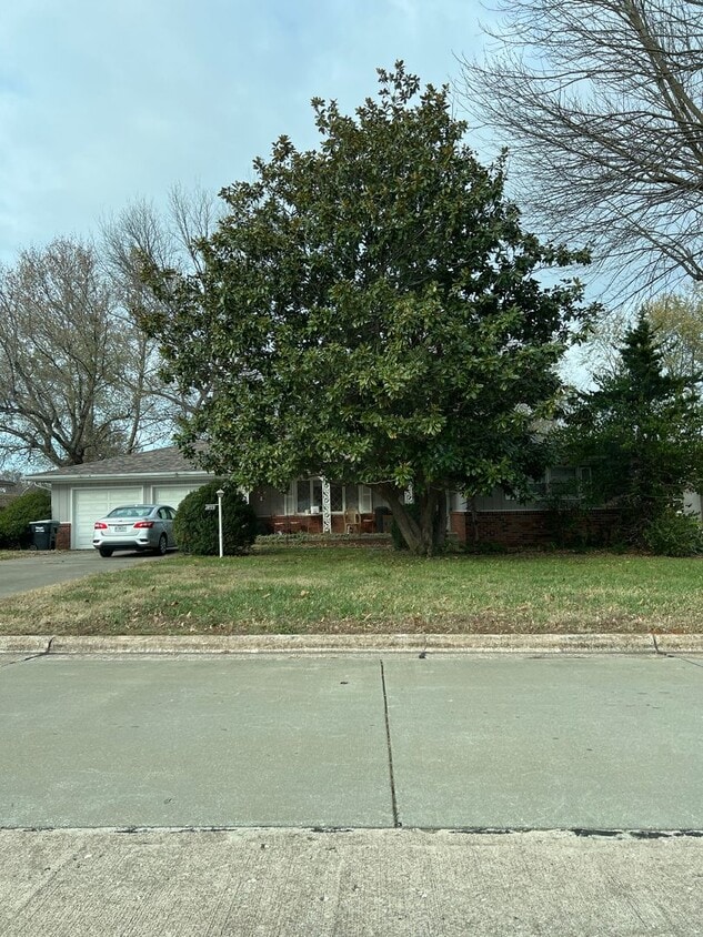 Primary Photo - 3 bedroom & 2 bathroom home