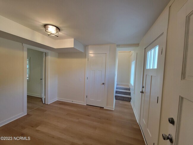 Building Photo - 5703 Beach View Ln