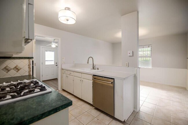 Building Photo - 1117 Colony N Dr