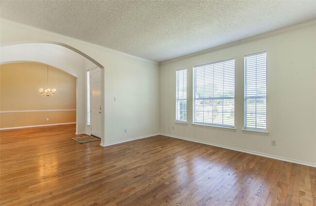Building Photo - Nicely updated home in the heart of West P...