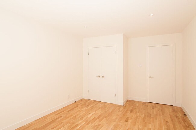 Building Photo - 3468 Rue Drummond