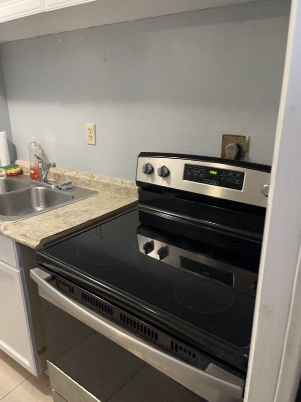 Building Photo - 1BR-1BA Private Efficiency w/ Pvt