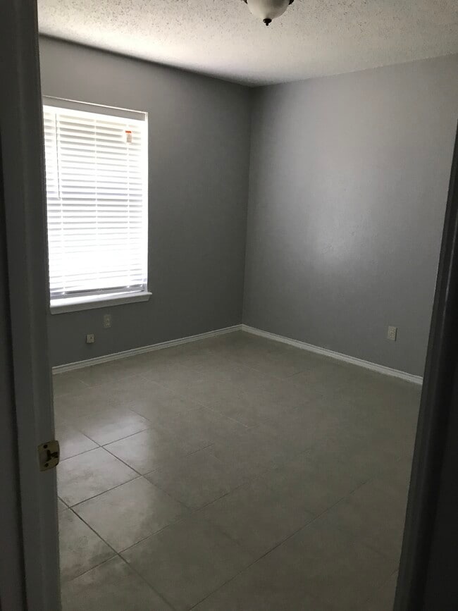 Building Photo - 4006 Peperport Dr