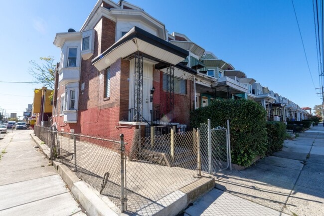 Building Photo - Large 5 bedroom, newly redone