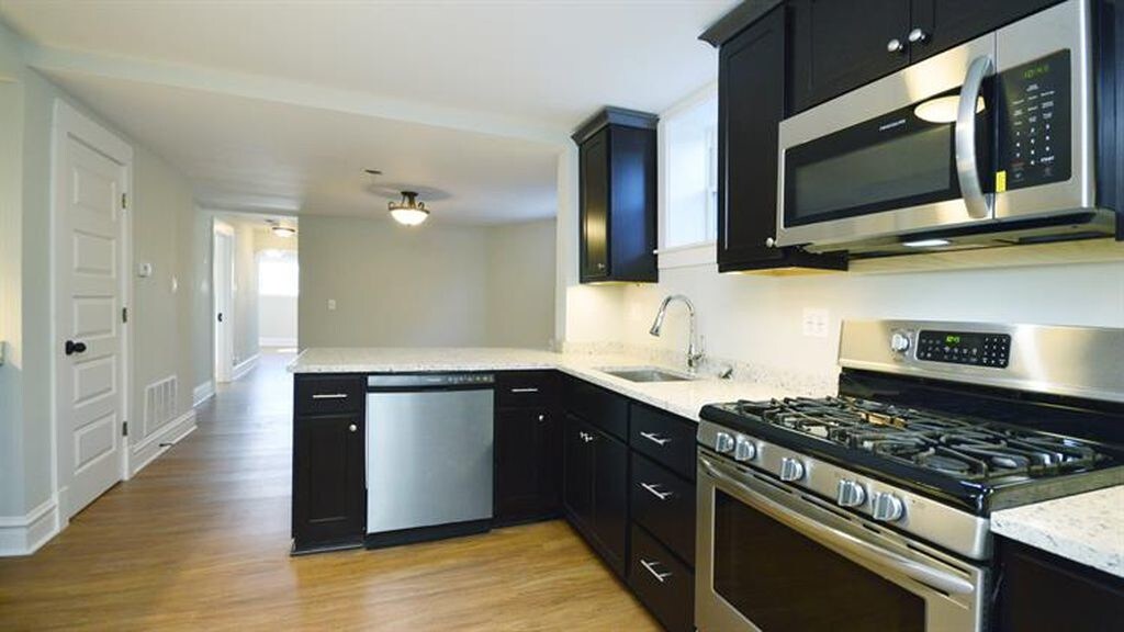 Kitchen - 648 Elgin Ave