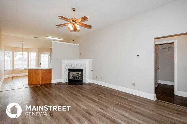 Building Photo - 8260 Clubview Dr