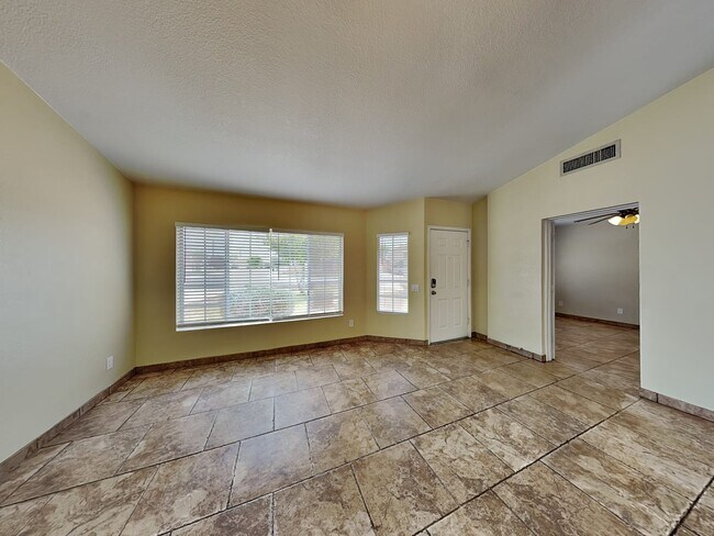 Foto del edificio - 8324 W Surrey Ave
