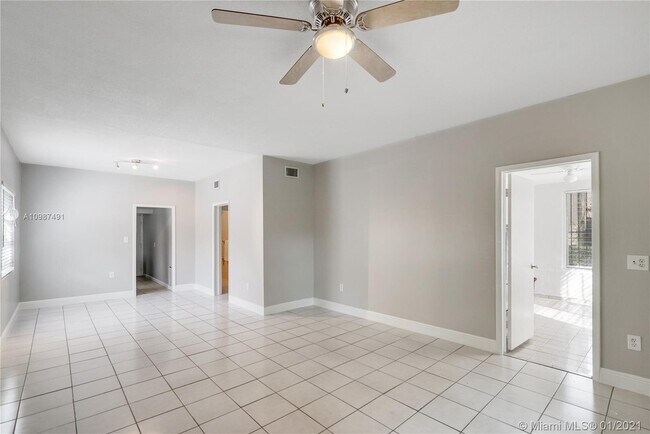 Foto del edificio - 2441 SW 13th St
