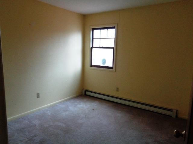Building Photo - 3 bedroom in Newtown CT 06470