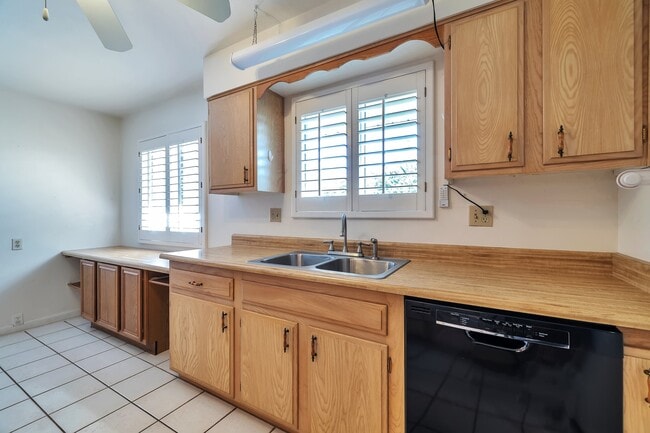 Building Photo - 11040 W Salem Dr