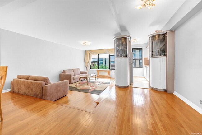 Foto del edificio - 98-40 64th Ave