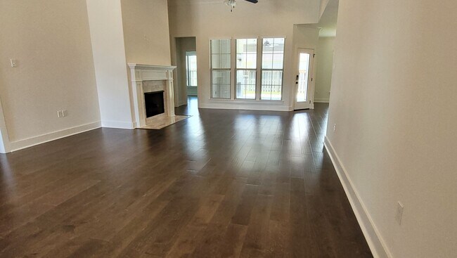 Foto del edificio - Beautiful 3 bedroom in Baton Rouge with bonus room!!