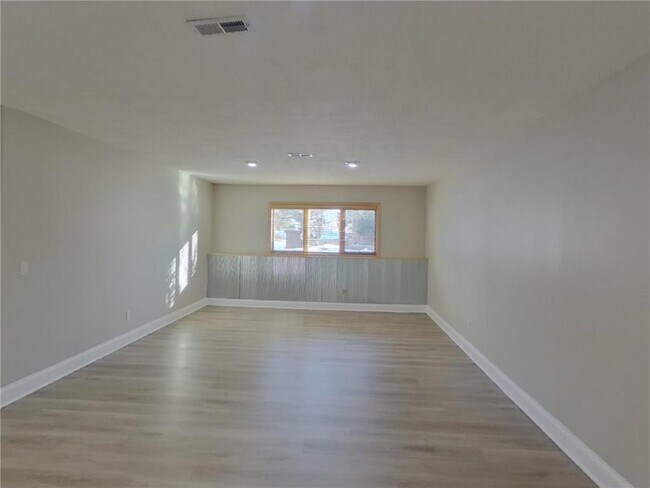 Building Photo - 606 Lincoln Dr NE