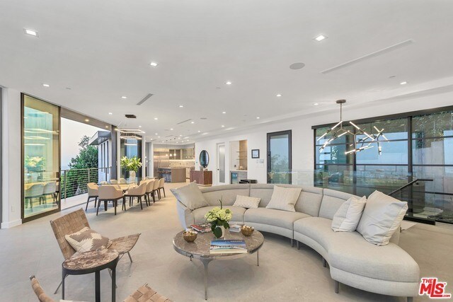 Foto del edificio - 8130 Laurel View Dr