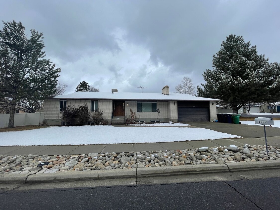 Primary Photo - Spacious 5-Bedroom Home Near Little Cotton...