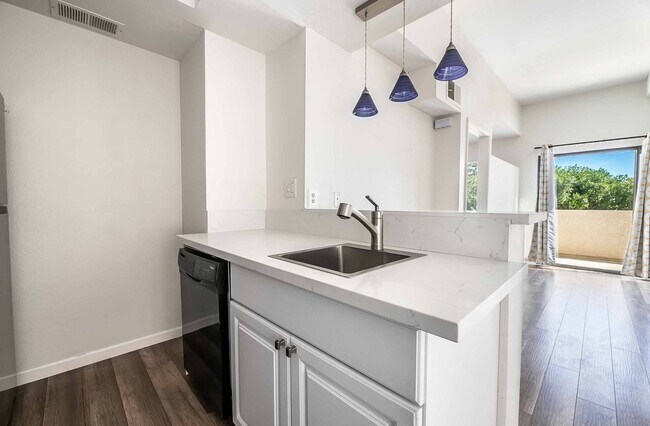 Foto del edificio - AVAILABLE June 1 - Showing available NOW