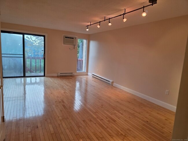 Foto del edificio - 552 Shennecossett Rd