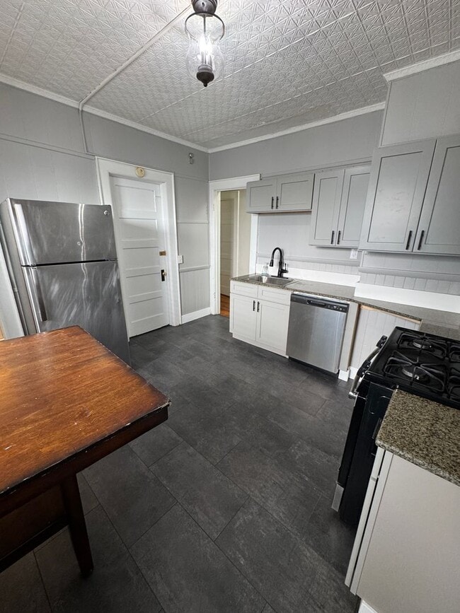 Photo - 825-827 Westcott Street Apartment