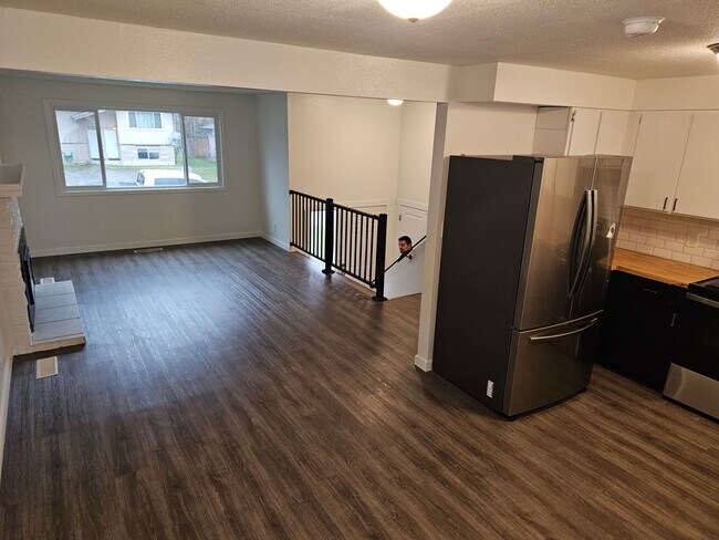 Building Photo - Beautiful Renovated 4 bedroom home For Ren...