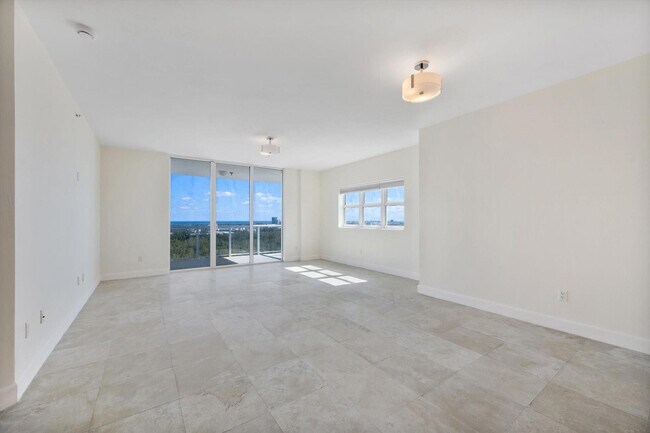 Foto del edificio - 15051 Royal Oaks Ln