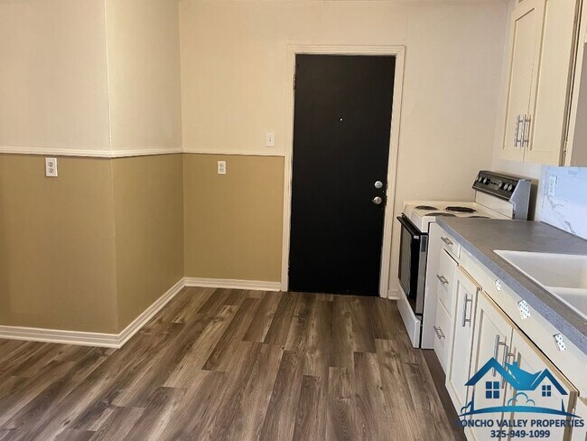 Building Photo - 2401 W Harris Ave