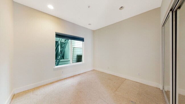 Foto del edificio - 2 bedroom 1 bathroom with Garage Parking