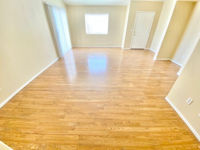 Building Photo - STUNNING SINGLE-FAMILY HOME 4 BEDROOM / 2 ...