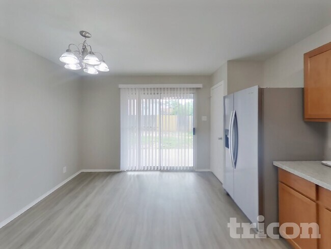 Foto del edificio - 8230 Deer Creek Run