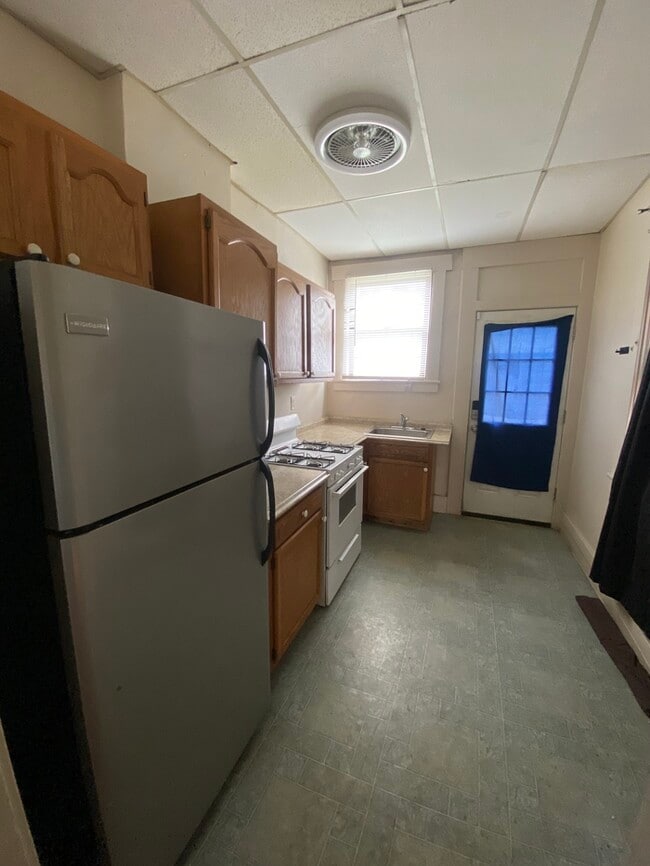 Building Photo - Large Townhouse with Off-Street Parking