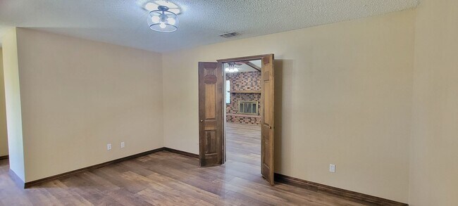 Foto del edificio - LARGE 3 BEDROOM HOME IN NORTHEAST CLOVIS