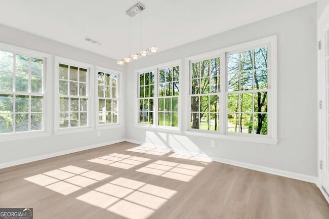 Building Photo - 2025 Golden Ridge Cir