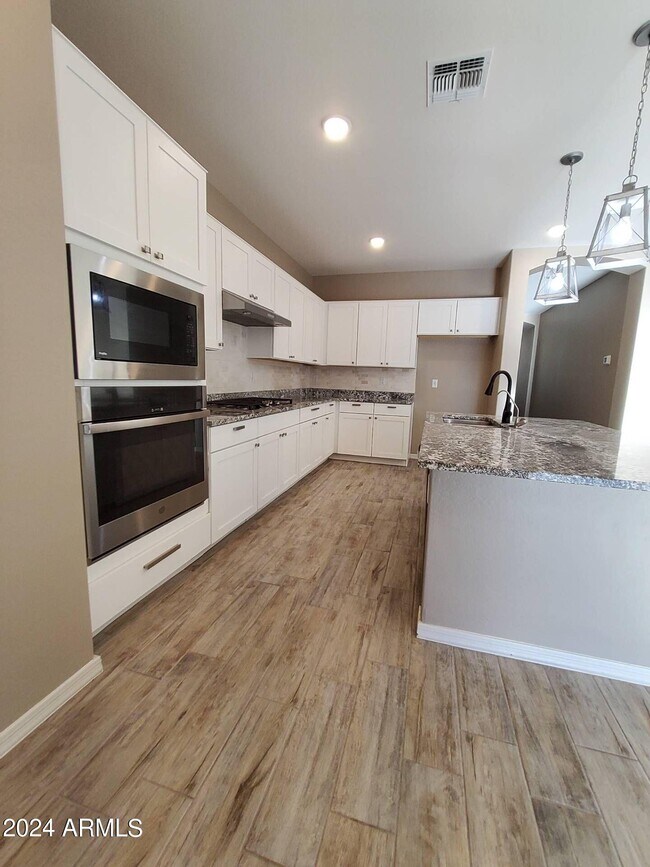 Foto del edificio - 704 N 152nd Dr