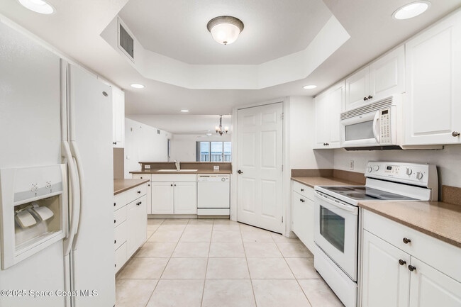 Building Photo - 7048 Sevilla Ct