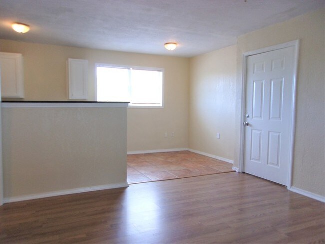 Building Photo - 1 bed 1 bath Madison Square Apartments