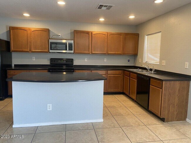 Foto del edificio - 45501 W Guilder Ave