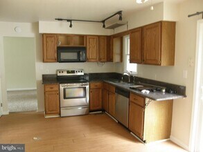 Building Photo - 1193 Maple Ave