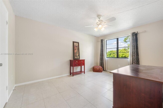 Building Photo - 10625 SW 112th Ave
