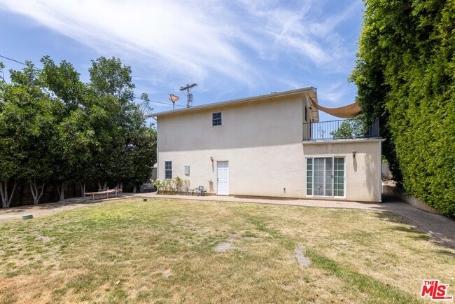 Building Photo - 12833 Delano St